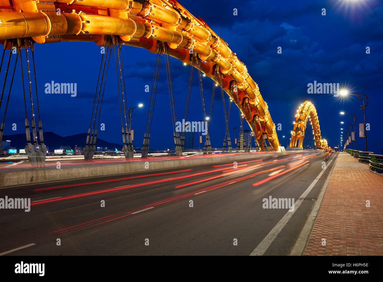 Dragon Bridge (Cau Rong) oltre il Fiume Han al crepuscolo. Da Nang city, Vietnam. Foto Stock