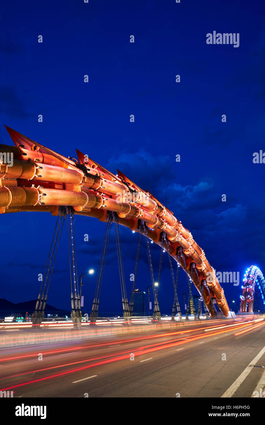 Dragon Bridge (Cau Rong) oltre il Fiume Han al crepuscolo. Da Nang city, Vietnam. Foto Stock