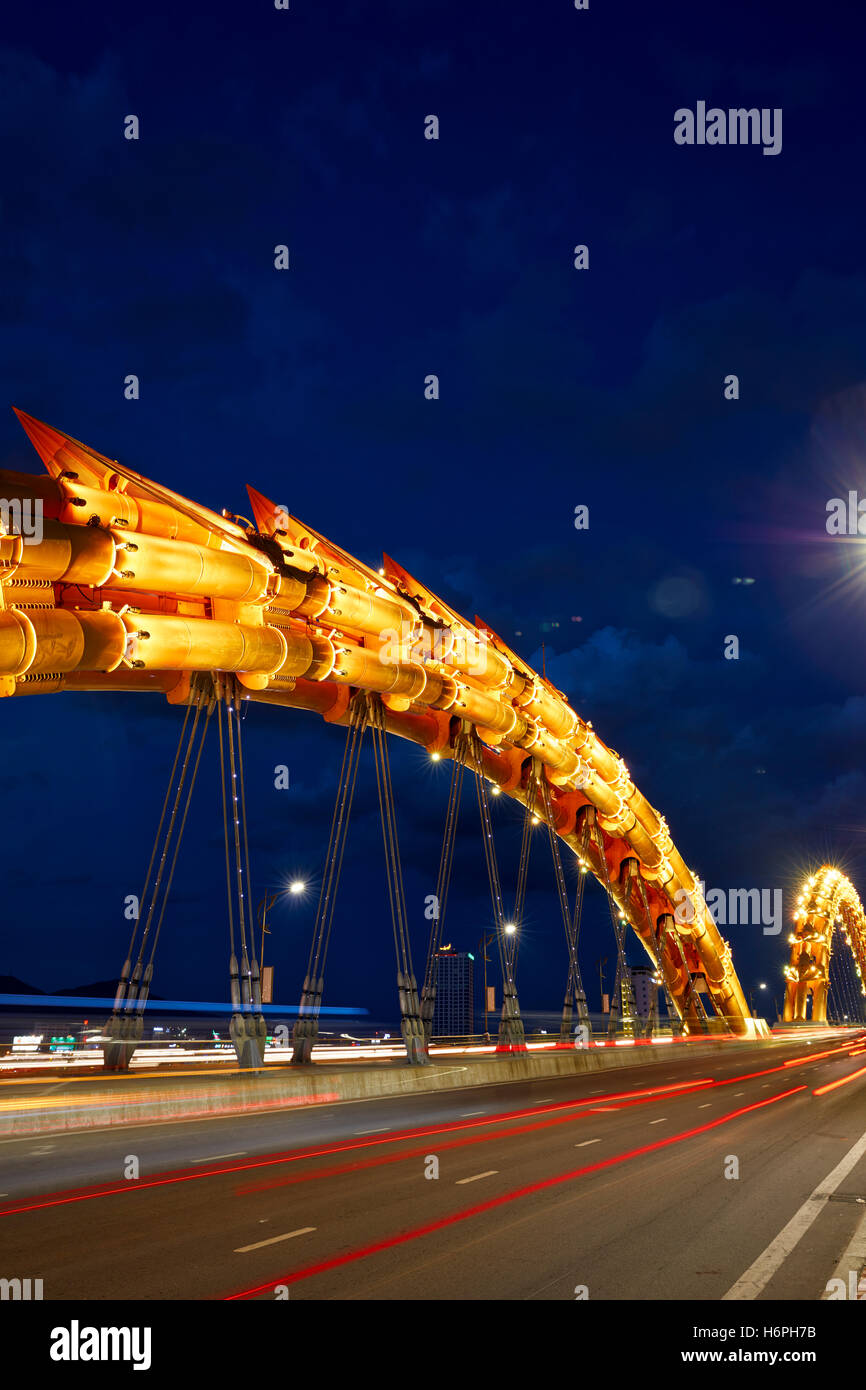 Dragon Bridge (Cau Rong) oltre il Fiume Han accesa al crepuscolo. Da Nang city, Vietnam. Foto Stock