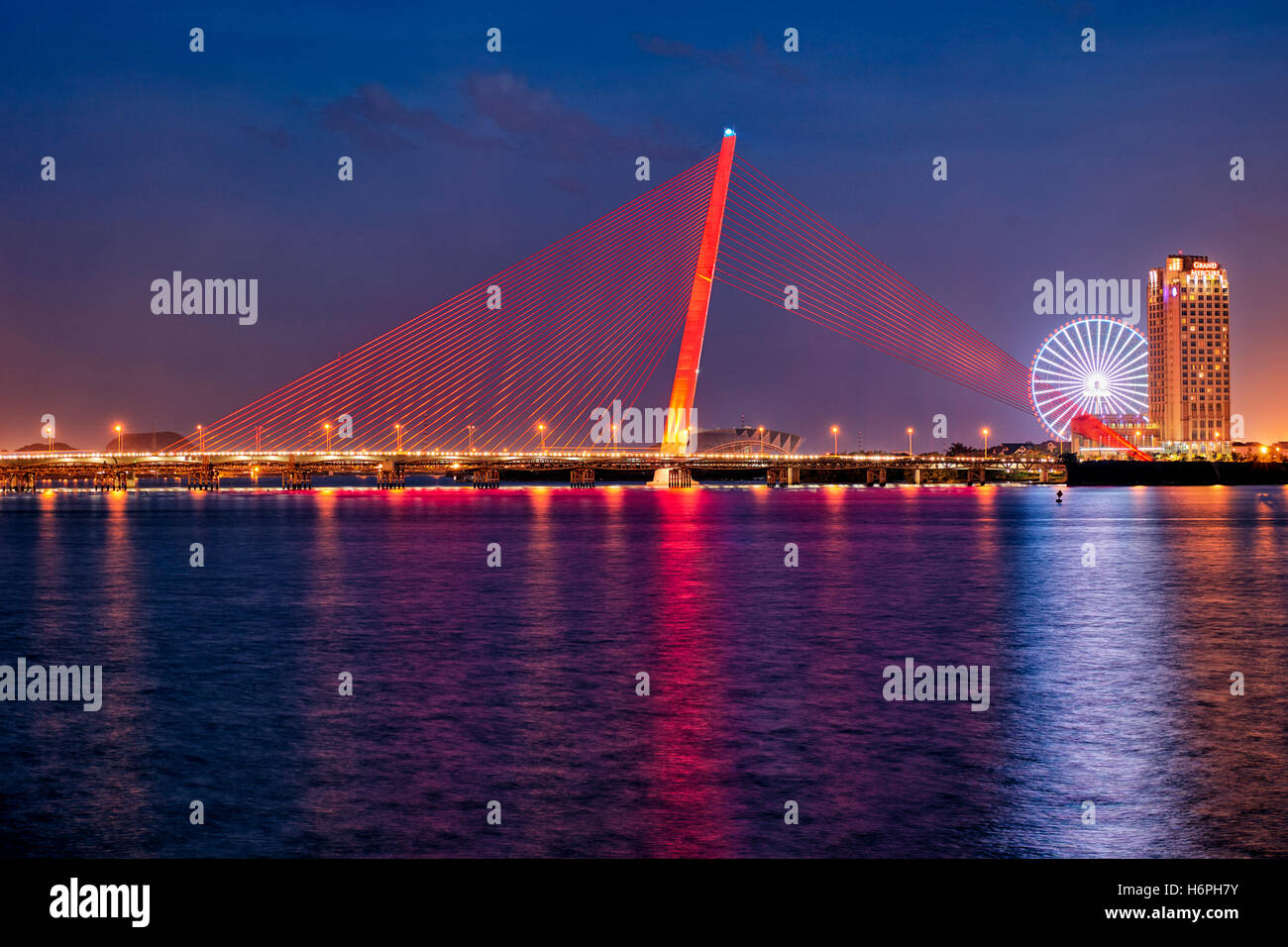 Tran Thi Ly Bridge illuminato a colori al crepuscolo. Da Nang, Vietnam. Foto Stock