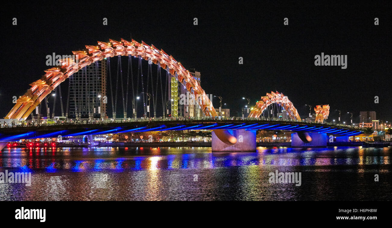 Dragon Bridge (Cau Rong) oltre il Fiume Han illuminata di notte. Da Nang city, Vietnam. Foto Stock