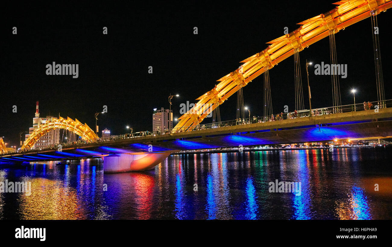 Dragon Bridge (Cau Rong) oltre il Fiume Han al crepuscolo. Da Nang city, Vietnam. Foto Stock