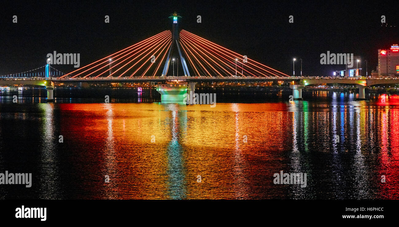 Han River Bridge (Cau Song Han) a notte. Da Nang city, Vietnam. Foto Stock