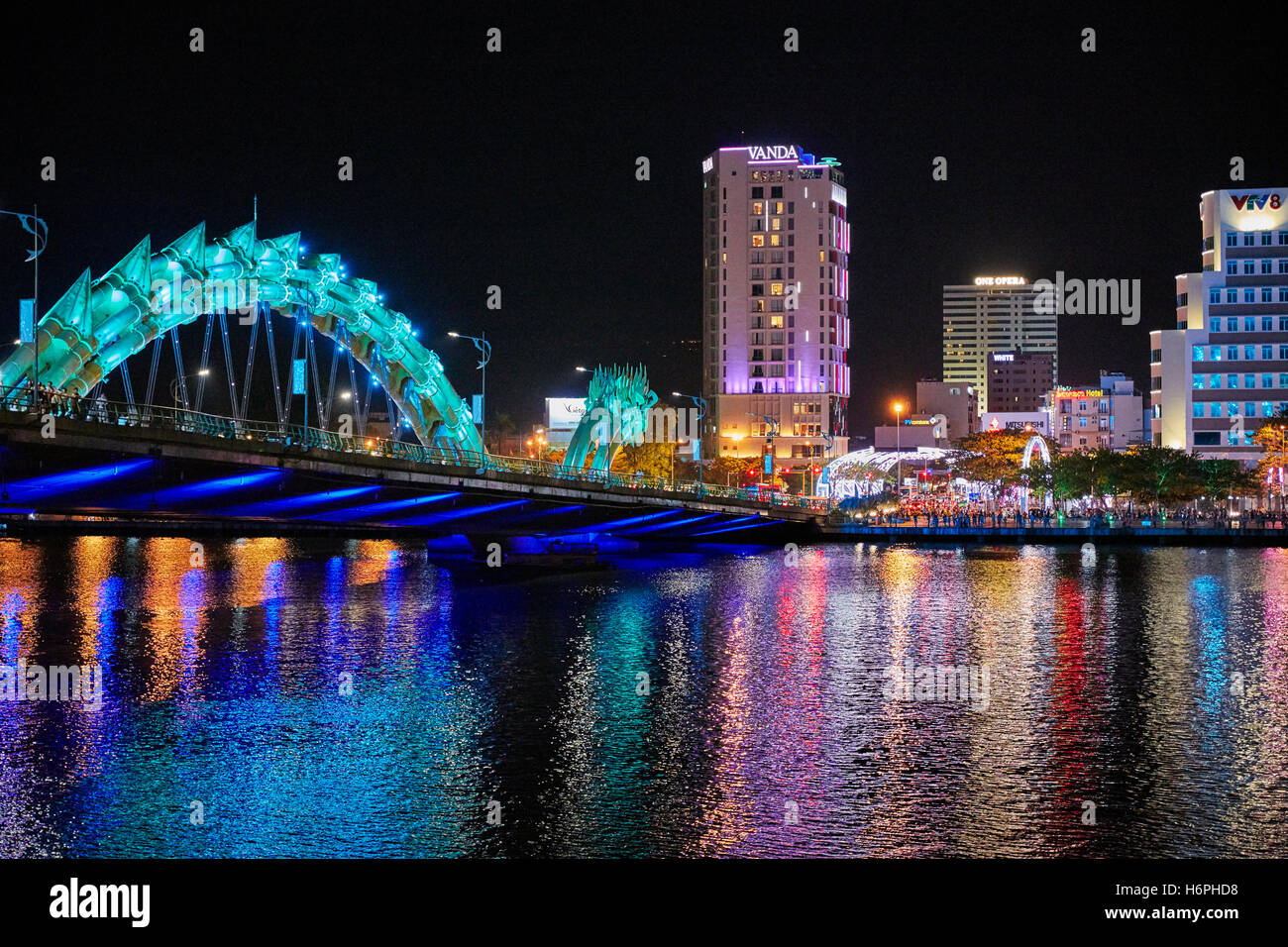 Dragon Bridge (Cau Rong) oltre il Fiume Han accesa al crepuscolo. Da Nang city, Vietnam. Foto Stock