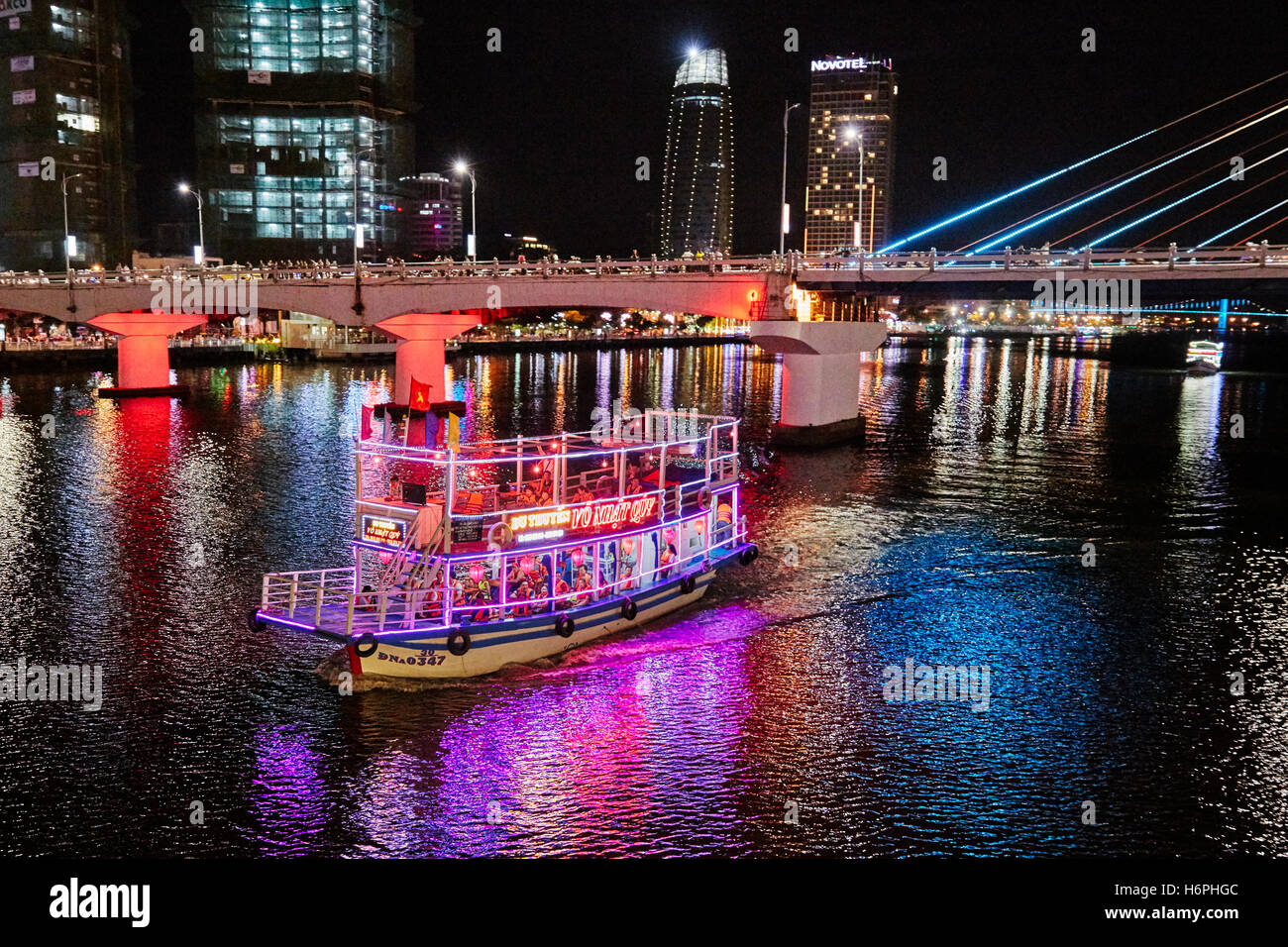 Tour in barca sul fiume Han di notte. Da Nang city, Vietnam. Foto Stock