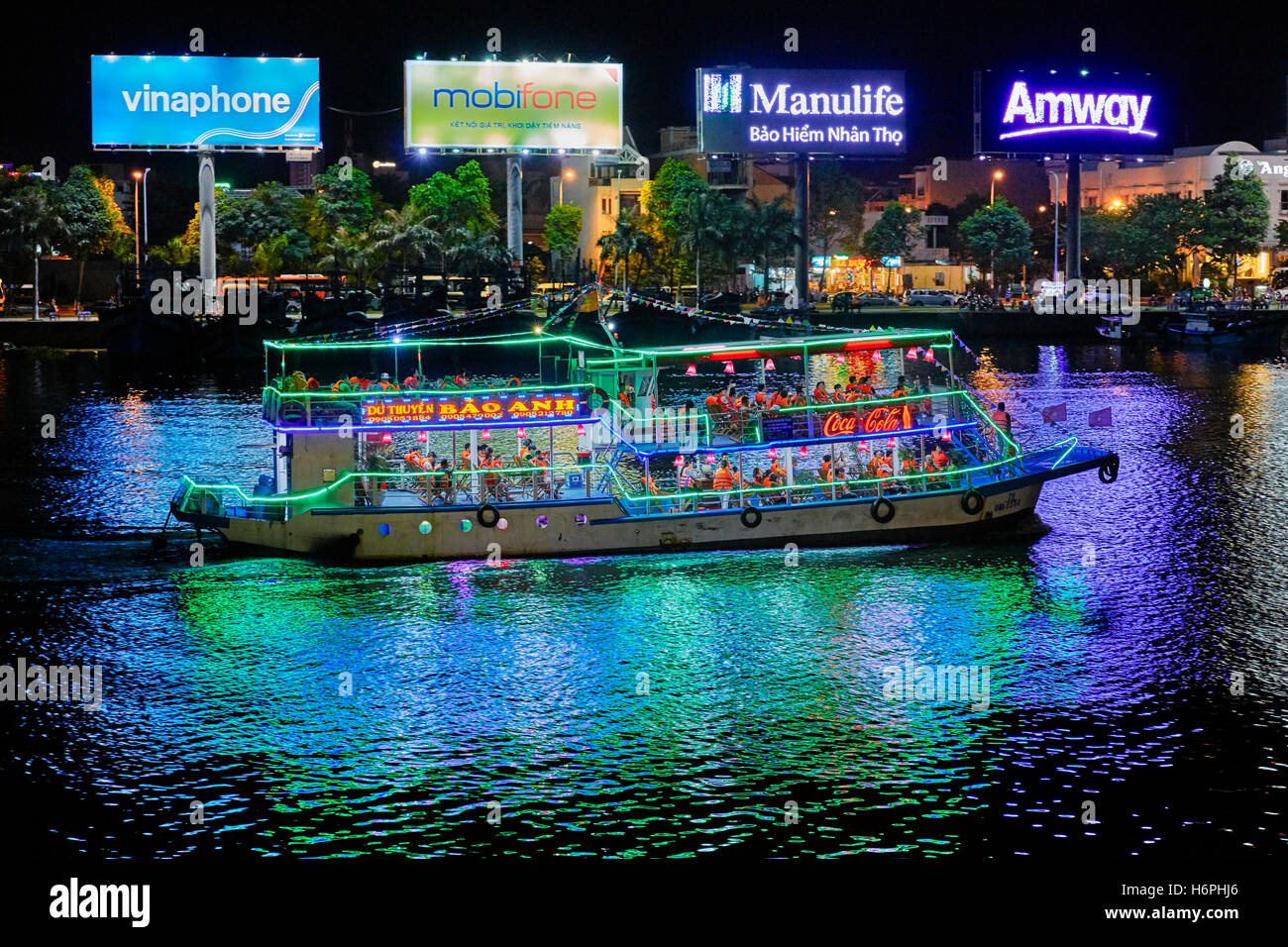 Tour in barca sul fiume Han di notte. Da Nang city, Vietnam. Foto Stock