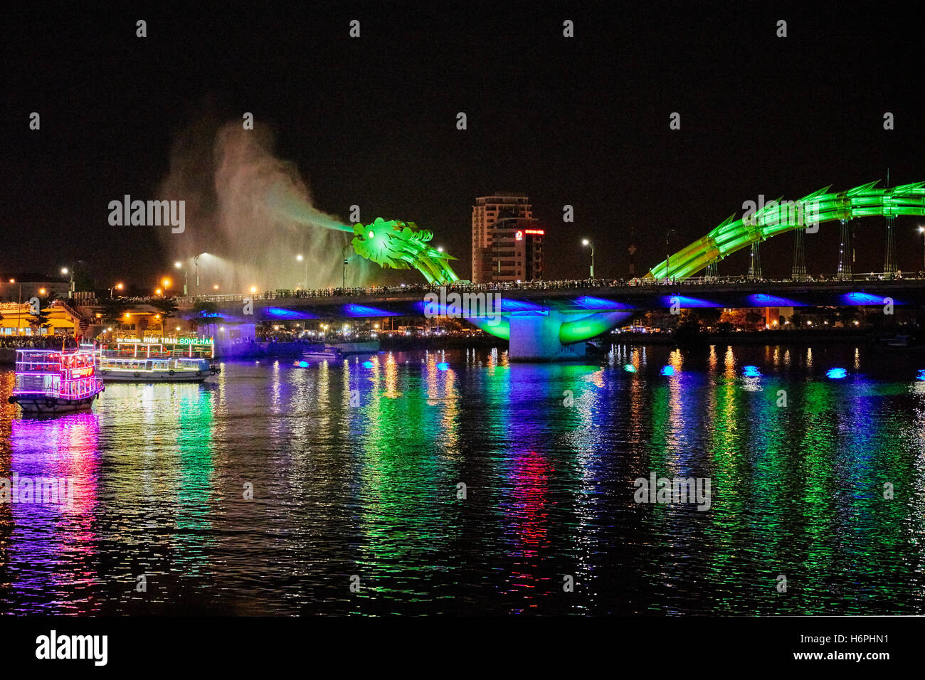 Dragon Bridge (Cau Rong), respirazione vapore. Da Nang city, Vietnam. Foto Stock