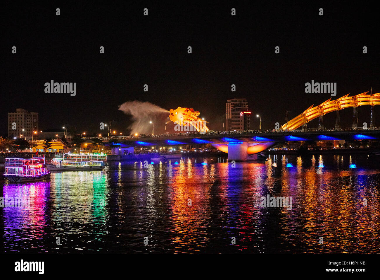 Dragon Bridge (Cau Rong), respirazione vapore. Da Nang city, Vietnam. Foto Stock
