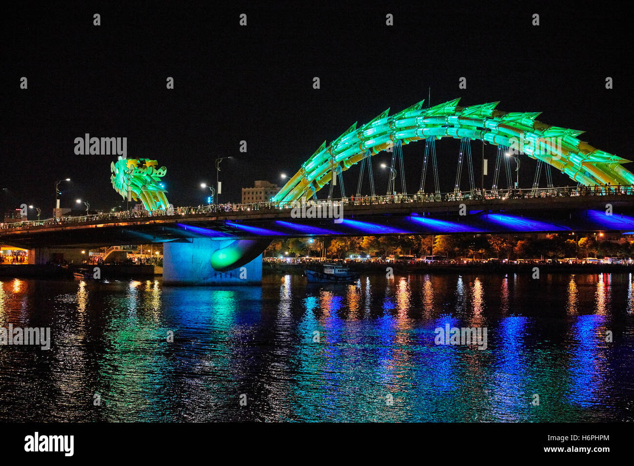 Dragon Bridge (Cau Rong) oltre il Fiume Han accesa al crepuscolo. Da Nang city, Vietnam. Foto Stock