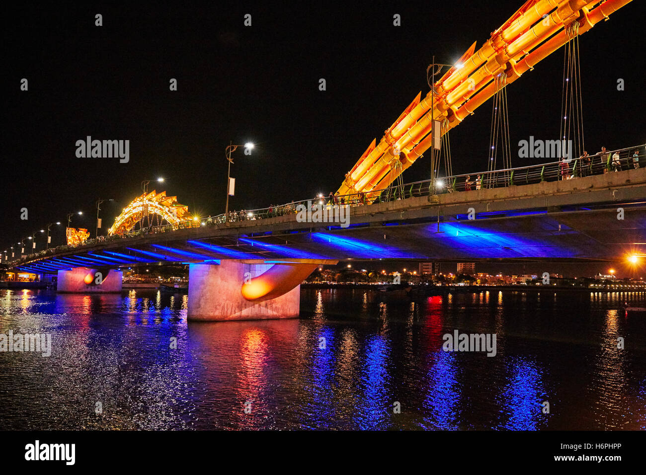 Dragon Bridge (Cau Rong) oltre il Fiume Han al crepuscolo. Da Nang city, Vietnam. Foto Stock