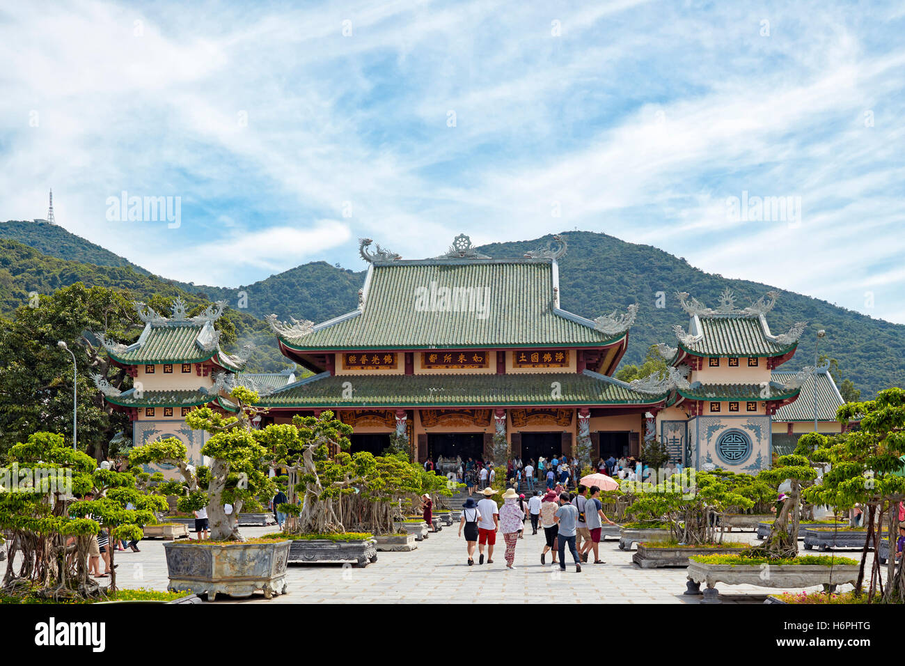 La gente cammina fino alla Pagoda di Linh Ung. Da Nang, Vietnam. Foto Stock