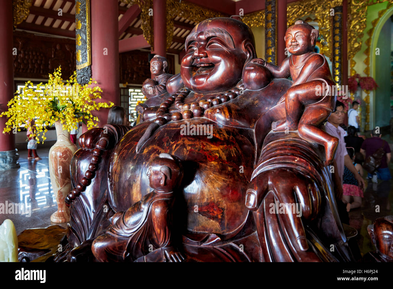 Felice statua del Buddha in Linh Ung Pagoda. Da Nang, Vietnam. Foto Stock