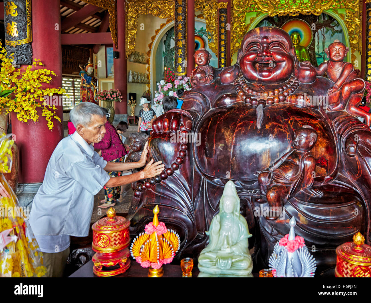 Felice statua del Buddha in Linh Ung Pagoda. Da Nang, Vietnam. Foto Stock