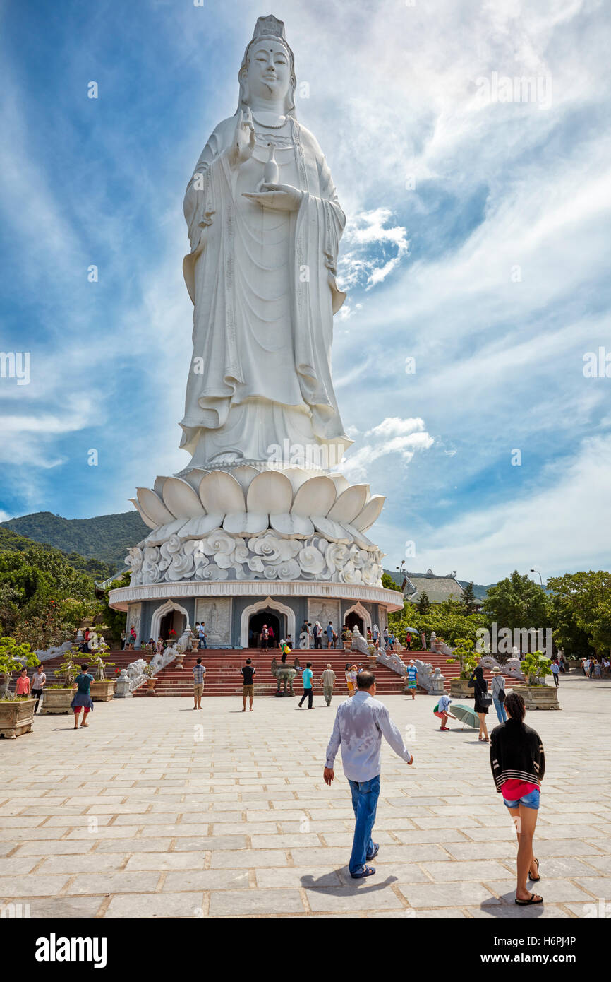 Signora statua del Buddha sul figlio Tra della penisola. Da Nang, Vietnam. Foto Stock