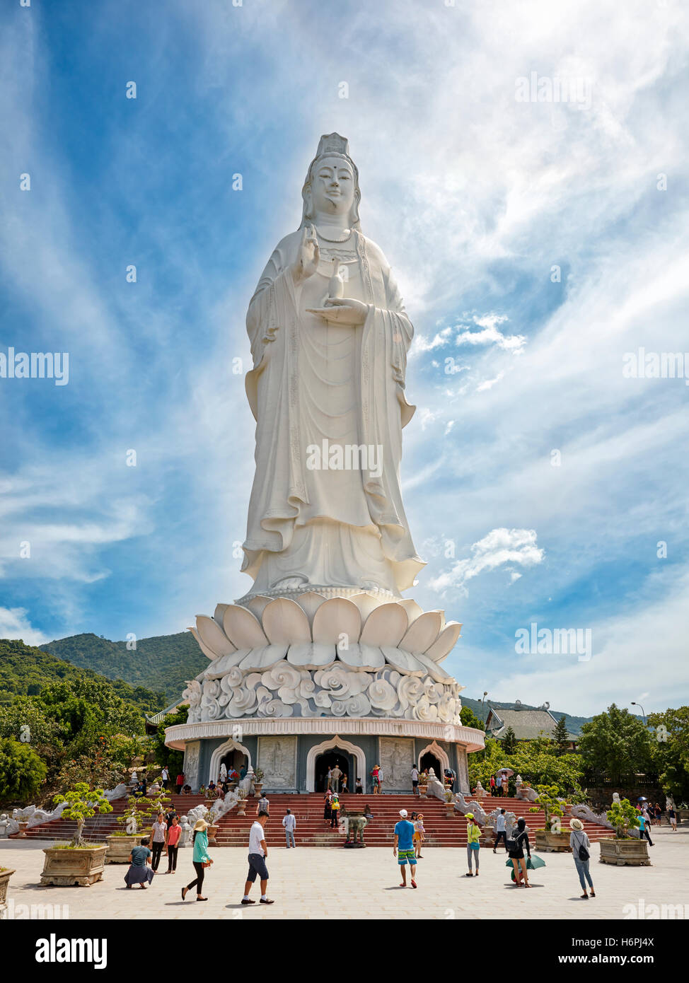 Signora gigantesca statua del Buddha sul figlio Tra della penisola. Da Nang, Vietnam. Foto Stock