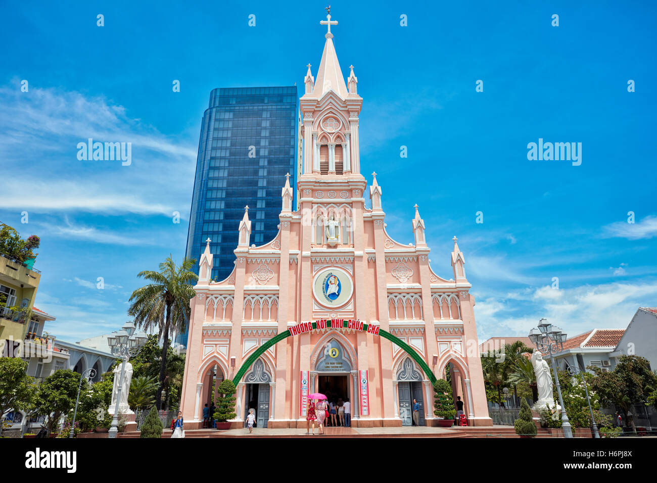 La facciata della Da Nang cattedrale (la Basilica del Sacro Cuore di Gesù). Da Nang city, Vietnam. Foto Stock