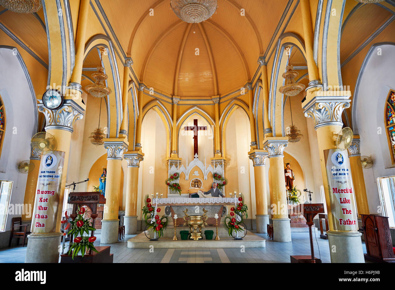 Vista interna di Da Nang cattedrale (la Basilica del Sacro Cuore di Gesù). Da Nang city, Vietnam. Foto Stock