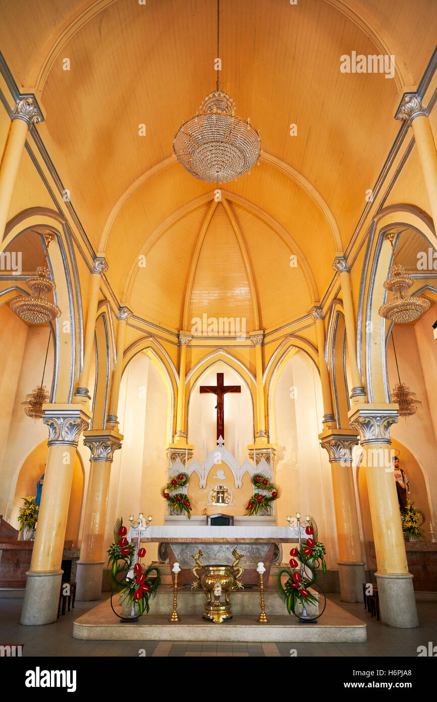 Altare maggiore di Da Nang cattedrale (la Basilica del Sacro Cuore di Gesù). Da Nang city, Vietnam. Foto Stock