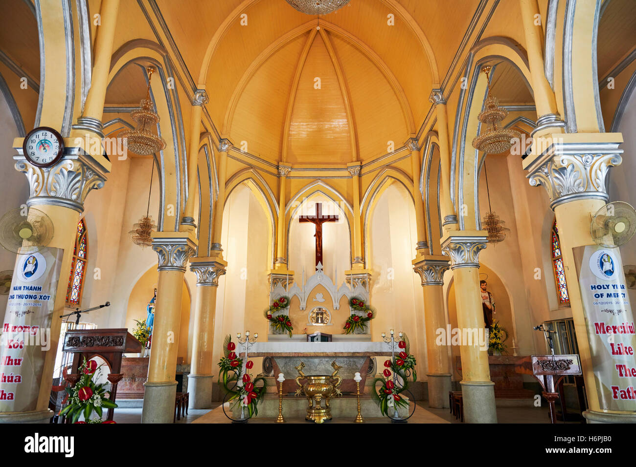 Vista interna di Da Nang cattedrale (la Basilica del Sacro Cuore di Gesù). Da Nang city, Vietnam. Foto Stock