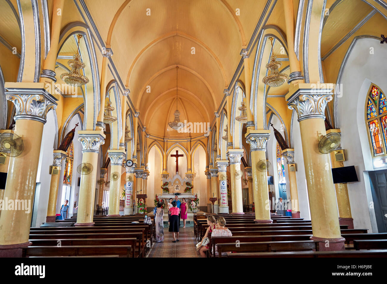 Vista interna di Da Nang cattedrale (la Basilica del Sacro Cuore di Gesù). Da Nang city, Vietnam. Foto Stock