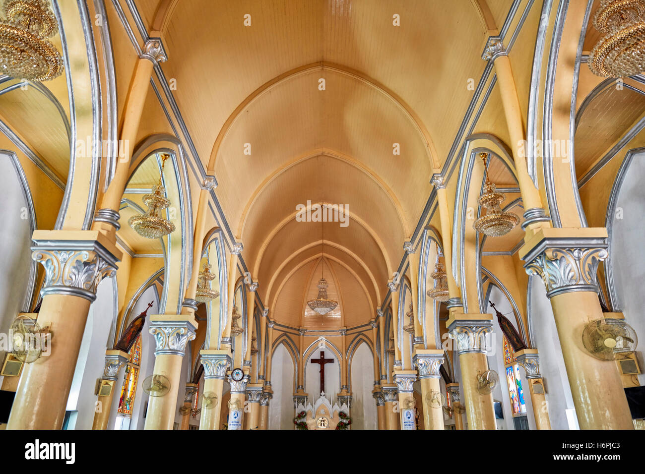 Vista interna di Da Nang cattedrale (la Basilica del Sacro Cuore di Gesù). Da Nang city, Vietnam. Foto Stock