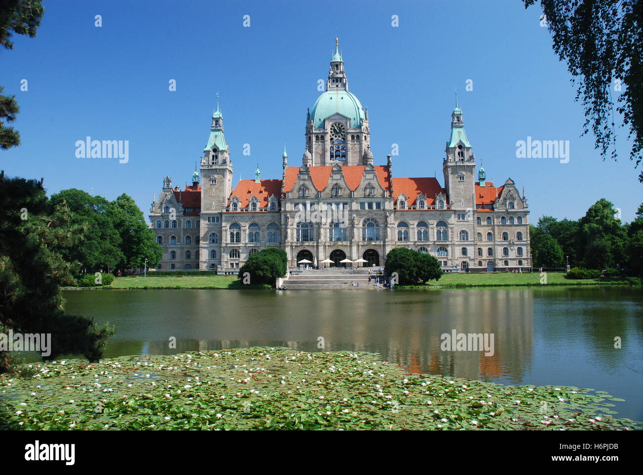 Turismo blu umore molla municipio che vale la pena di vedere la città di Hannover capitale provinciale colore bassa Sassonia firmamento cielo acqua di sale Foto Stock