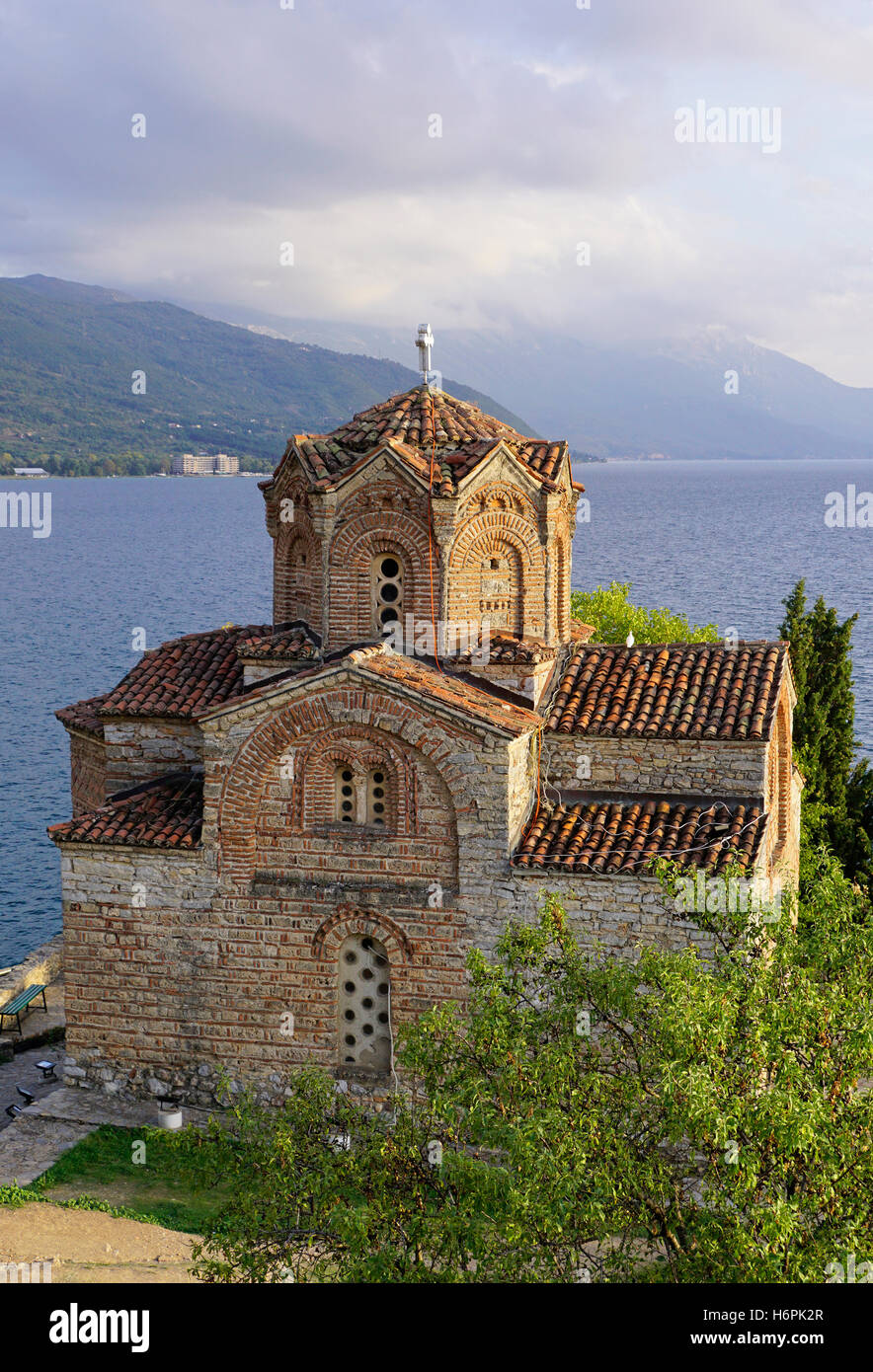 Sveti Jovan (San Giovanni il Teologo) Kaneo macedone chiesa ortodossa sopra Kaneo spiaggia del lago di Ohrid Macedonia. Foto Stock
