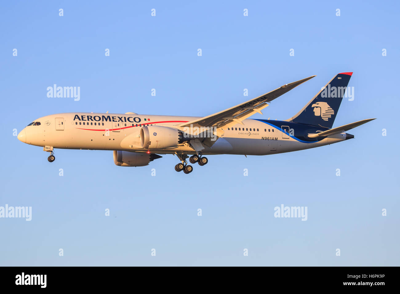 Amsterdam/Netherland Aprile 9, 2016: Boeing 787 Dreamliner da Aeromexico Airine atterraggio all'Aeroporto di Amsterdam Foto Stock