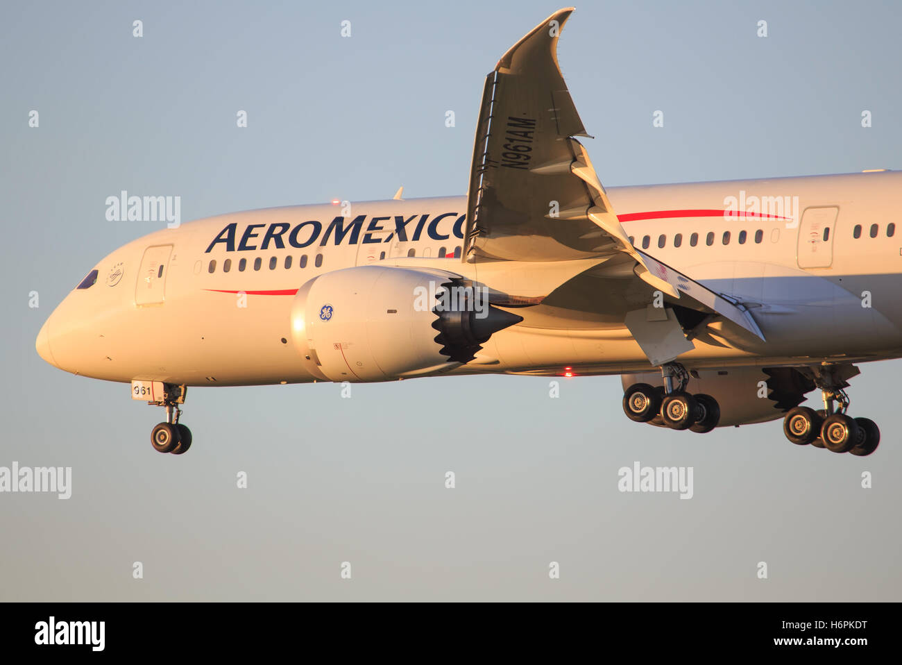 Amsterdam/Netherland Aprile 9, 2016: Boeing 787 Dreamliner da Aeromexico Airine atterraggio all'Aeroporto di Amsterdam Foto Stock