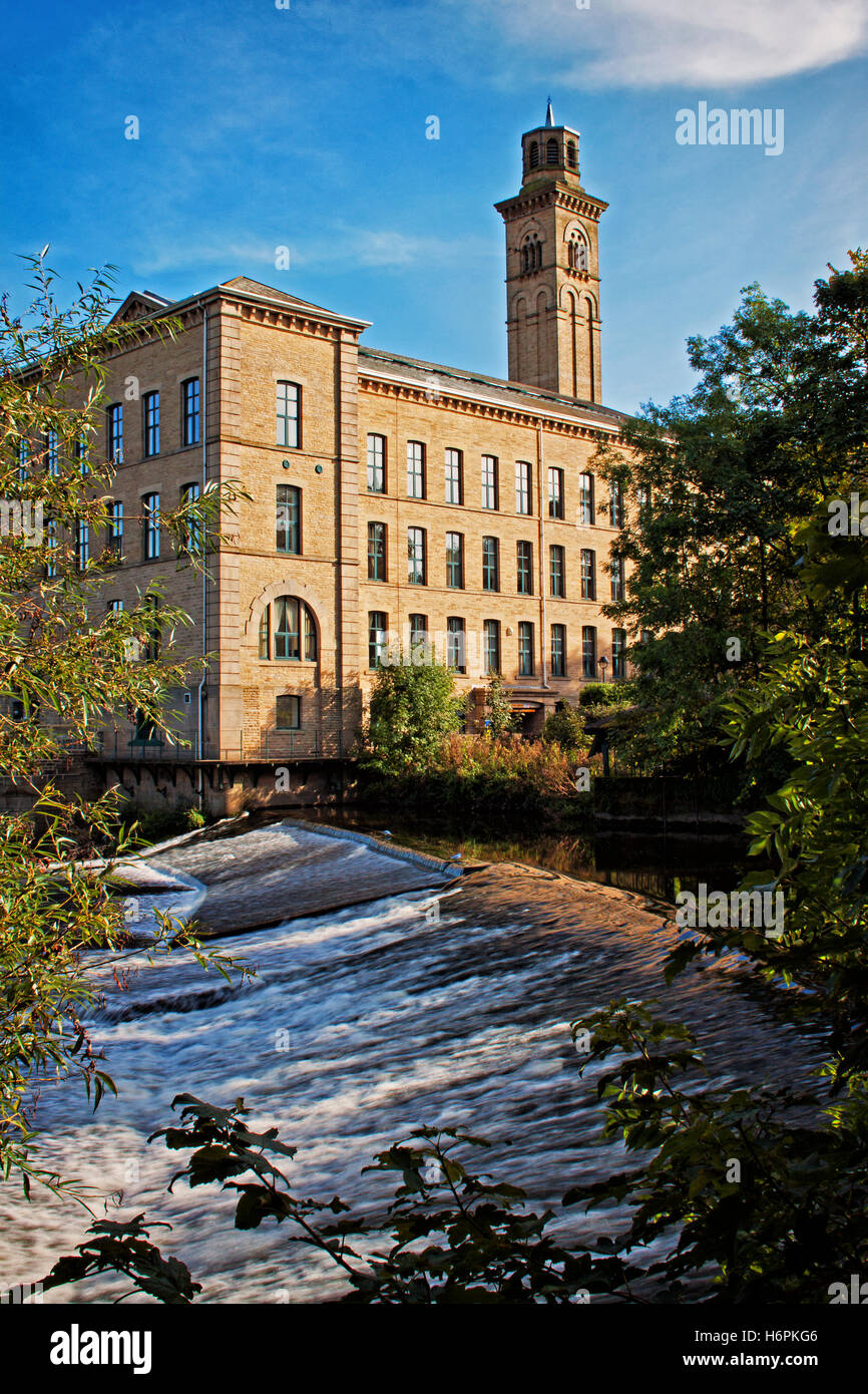 Salts Mill dal fiume Aire Foto Stock