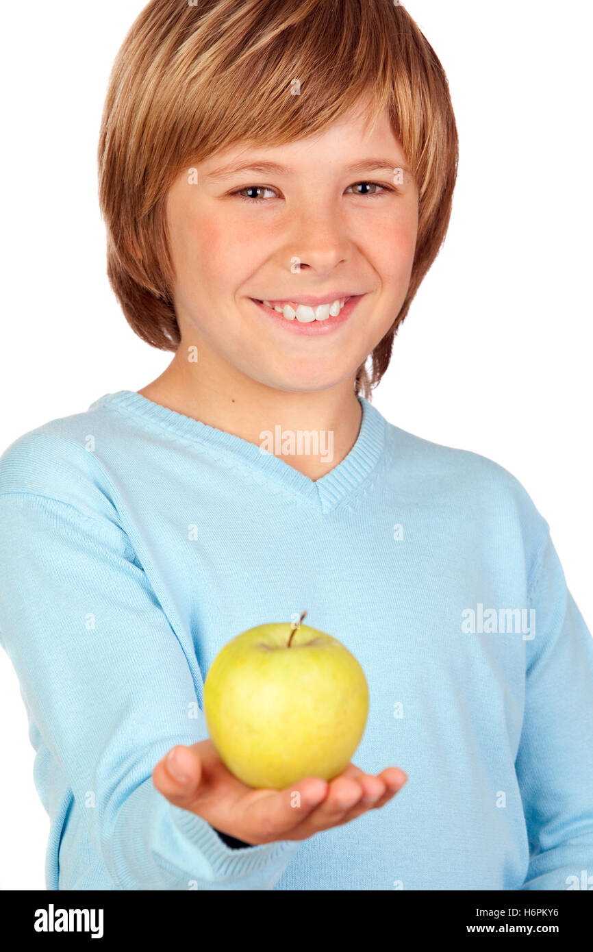 Preteen boy con una mela gialla isolato su sfondo bianco Foto Stock