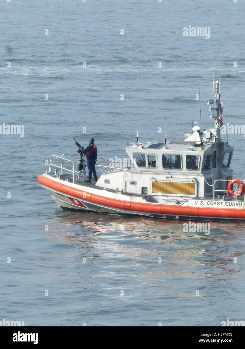 US Coast Guard pattuglie per il porto di New York con il live di munizioni pistola della macchina Foto Stock