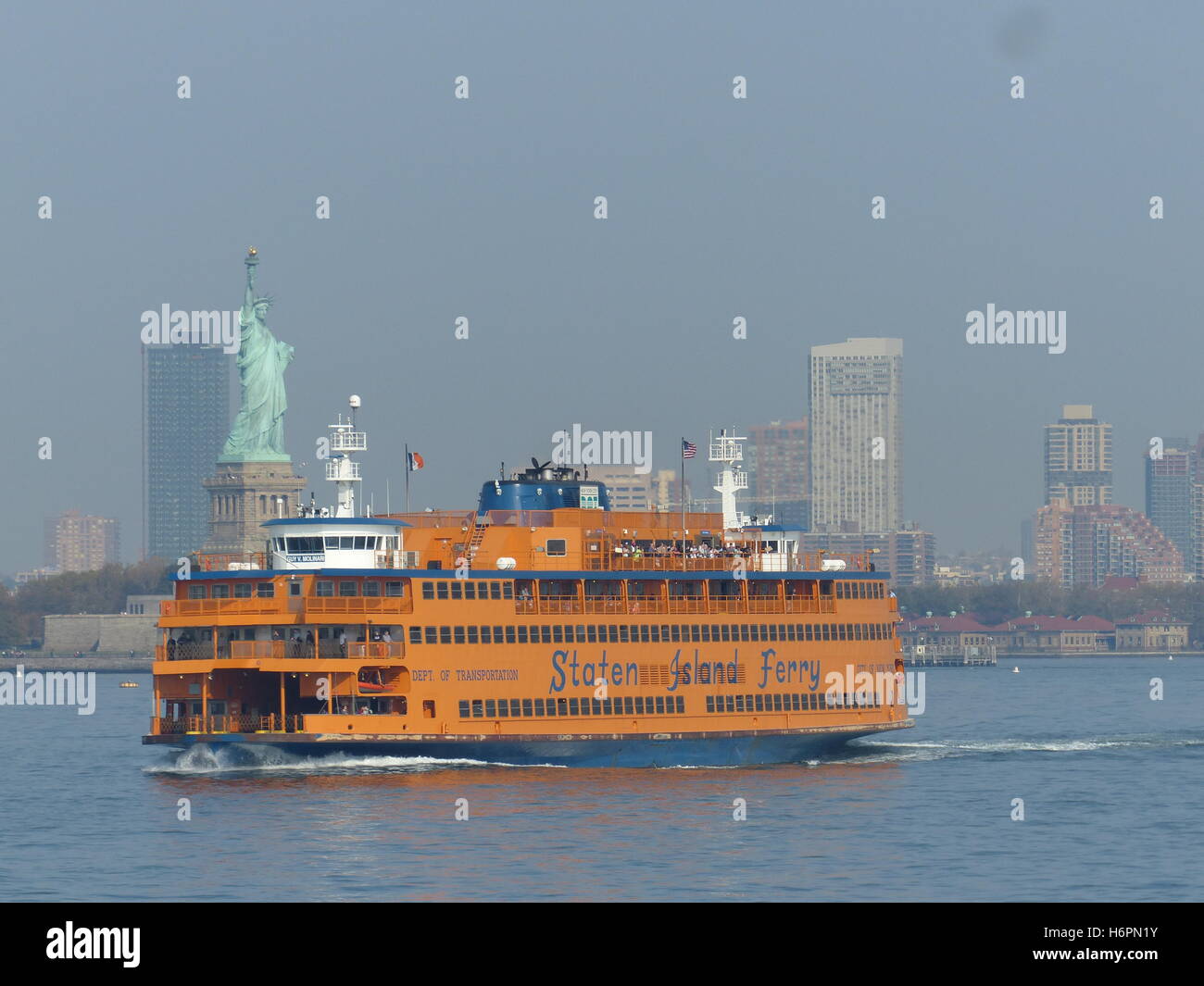 La Staten Island Ferry con Statua della Libertà Foto Stock