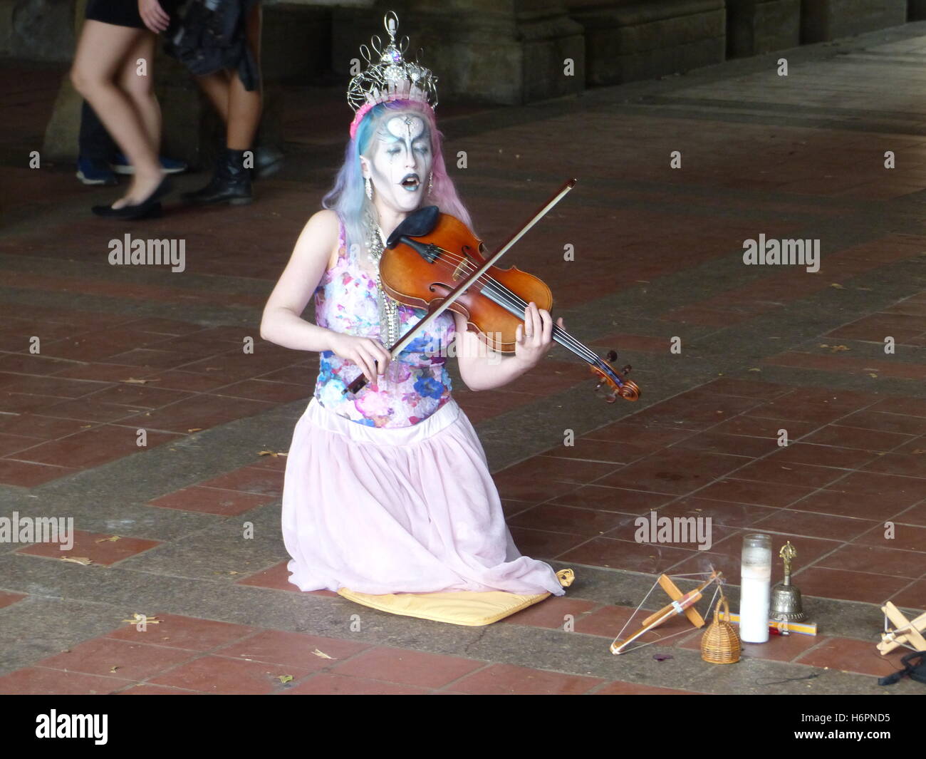 Il violinista di strada a Central Park, NY Foto Stock