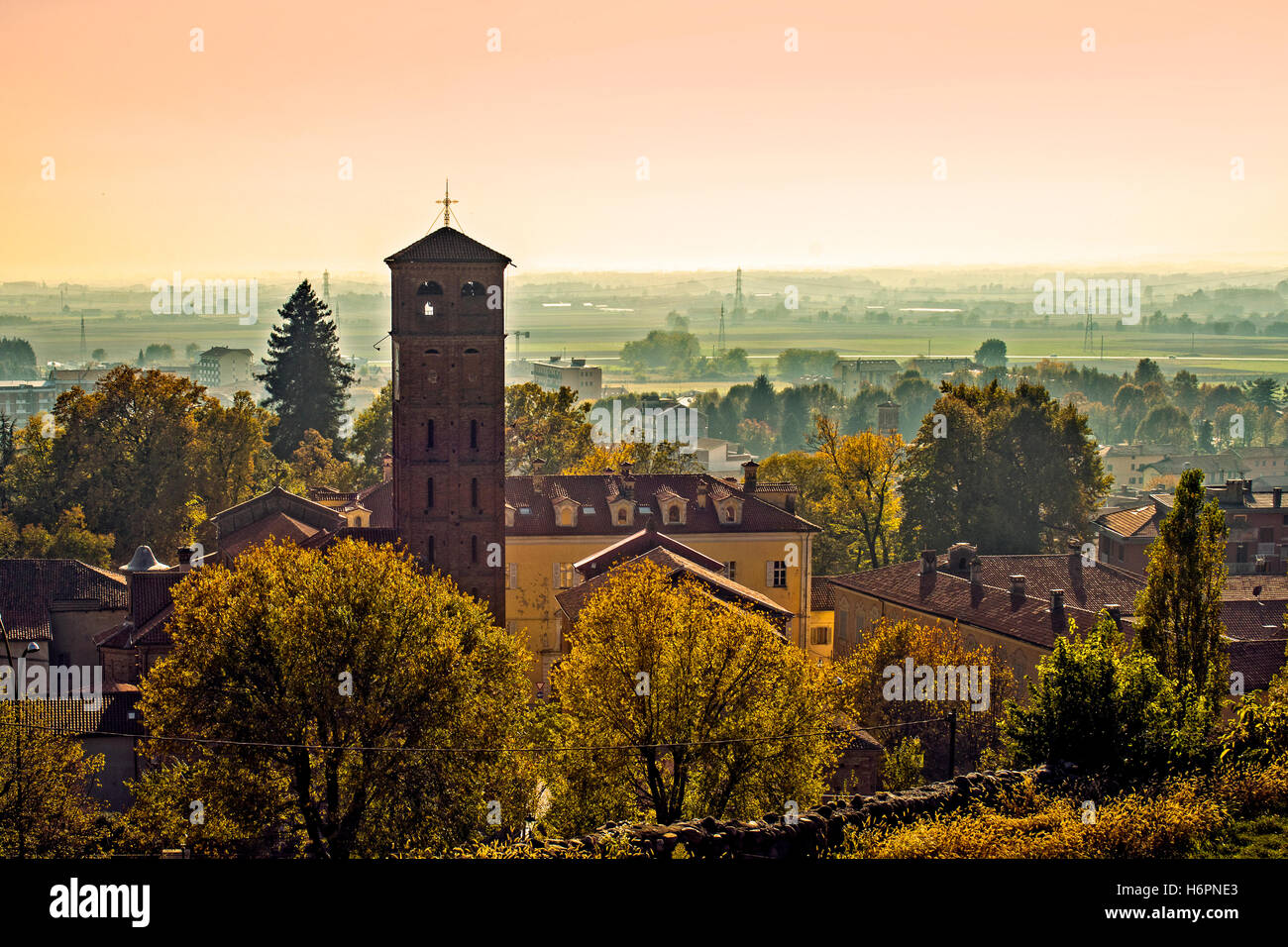 Italia Piemonte Canavese Caluso vista con Chiesa Parrocchiale Foto Stock