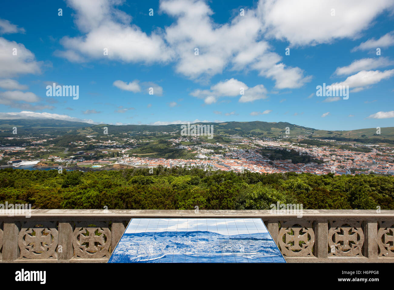 Il paesaggio delle Azzorre. Angra do Heroismo dal Monte Brasil. Terceira. Il Portogallo. Posizione orizzontale Foto Stock