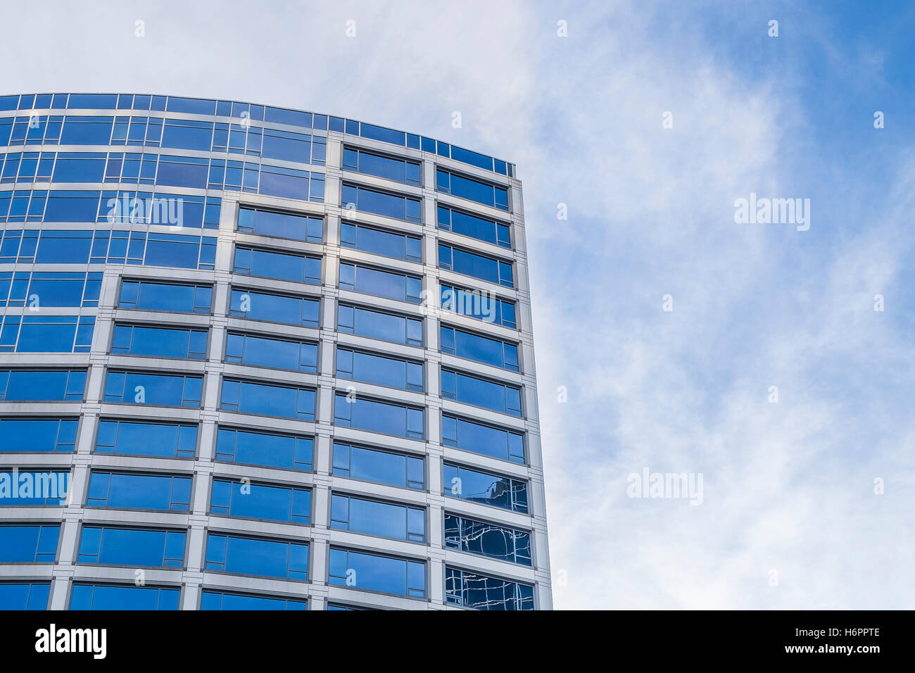 Ricerca di un angolo dell'edificio è il rettangolo windows che riflette il blu del cielo. Foto Stock