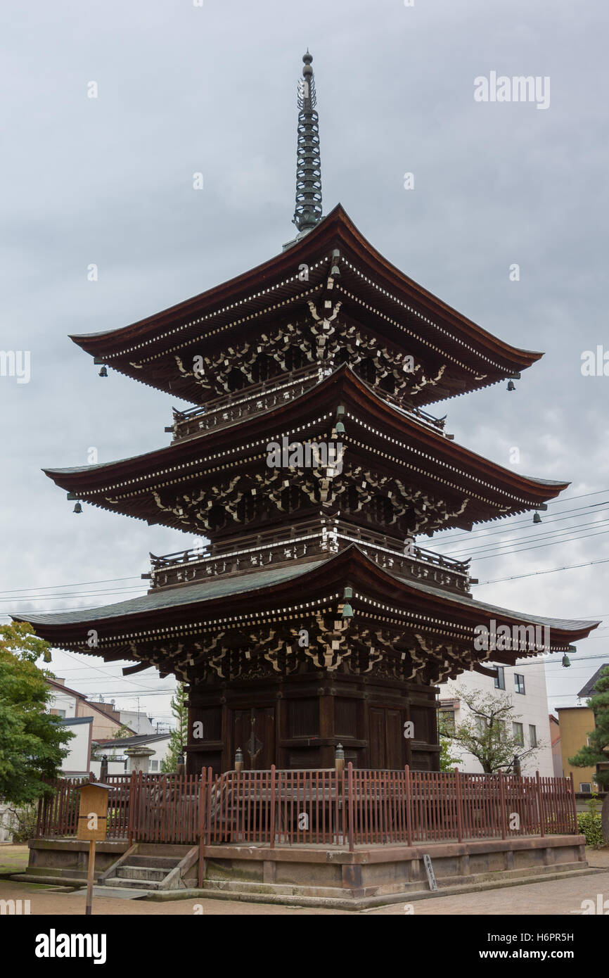 Tre piani pagoda a Hikakokubun-ji tempio buddista. Foto Stock