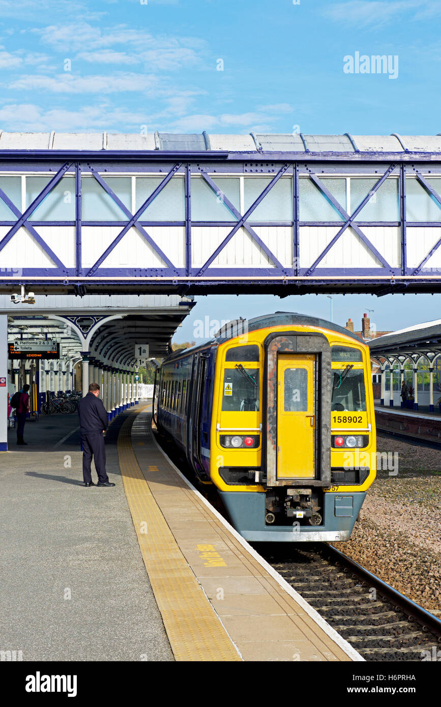 Treno a Selby stazione ferroviaria, North Yorkshire, Inghilterra, Regno Unito Foto Stock