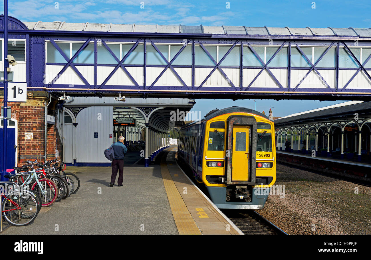 Treno a Selby stazione ferroviaria, North Yorkshire, Inghilterra, Regno Unito Foto Stock