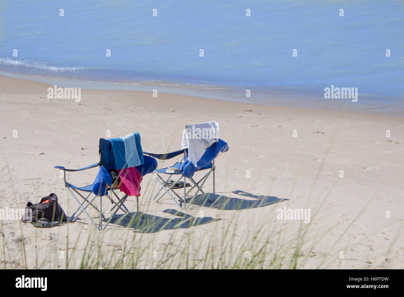 Due vuoti sedie da spiaggia in sabbia lungo il Lago Huron in Grand Bend, Ontario, Canada Foto Stock