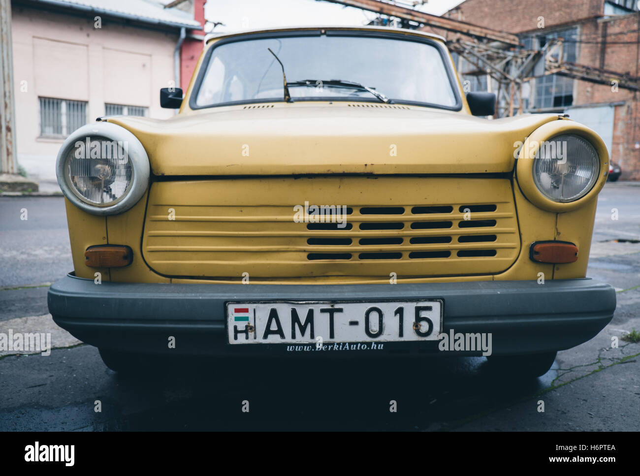 Giallo Trabant vettura in Csepel industrial estate vicino a Budapest, Ungheria. Foto Stock