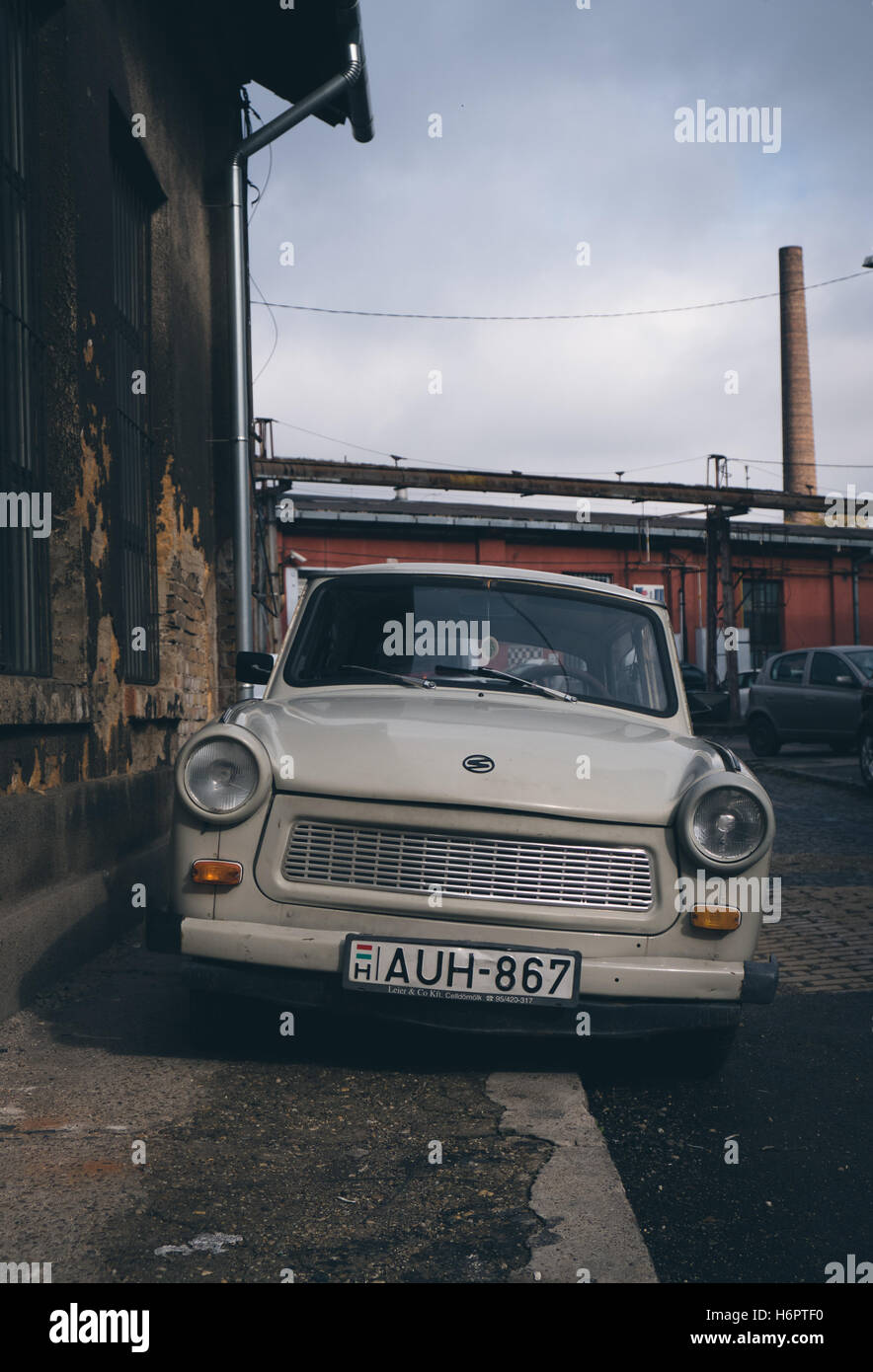 Trabant vettura in Csepel industrial estate vicino a Budapest, Ungheria. Foto Stock