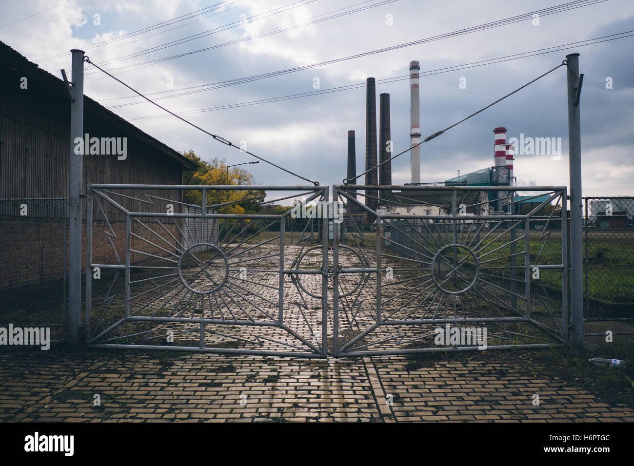 Cancelli di metallo in corrispondenza della stazione di alimentazione in Csepel Industrial Park, a Budapest, Ungheria Foto Stock
