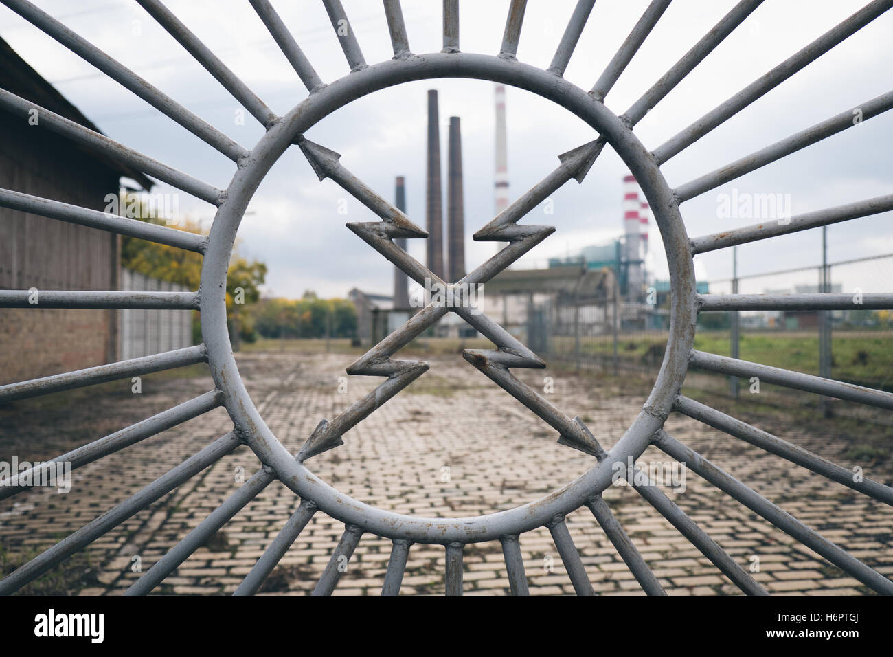 Cancelli di metallo in corrispondenza della stazione di alimentazione in Csepel Industrial Park, a Budapest, Ungheria Foto Stock