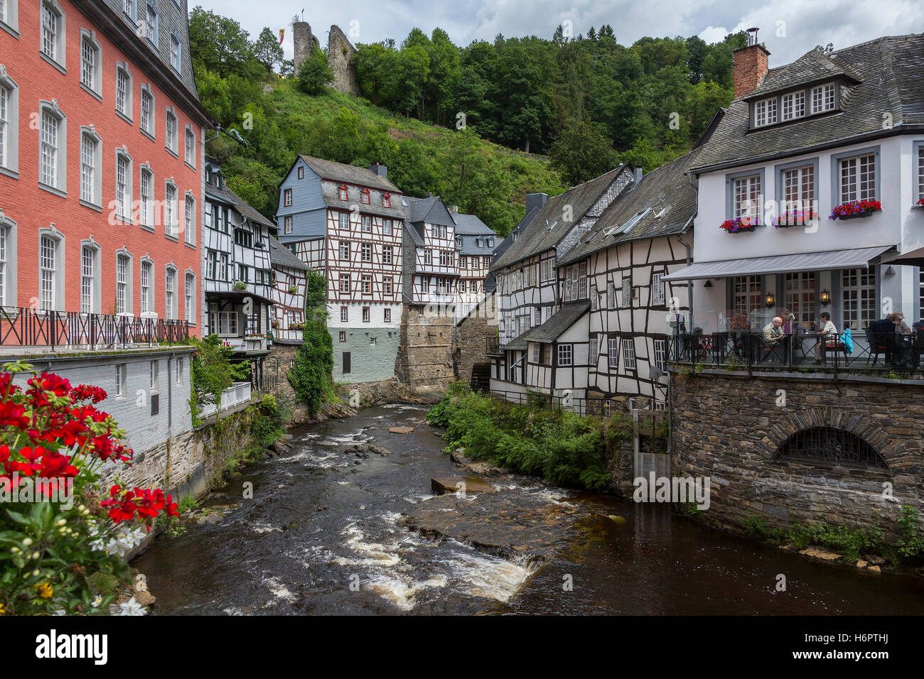 Monschau - una città pittoresca e nelle colline del nord parco naturale Eifel nella stretta valle del fiume Rur in Germania. Foto Stock