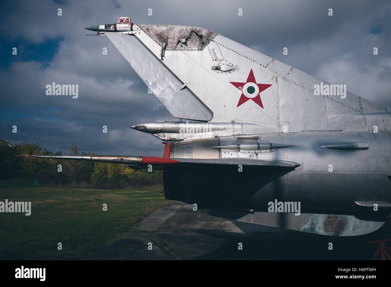 Coda di un ungherese Airforce fighter jet, a appendiabiti in Csepel, Budapest, Ungheria. Foto Stock