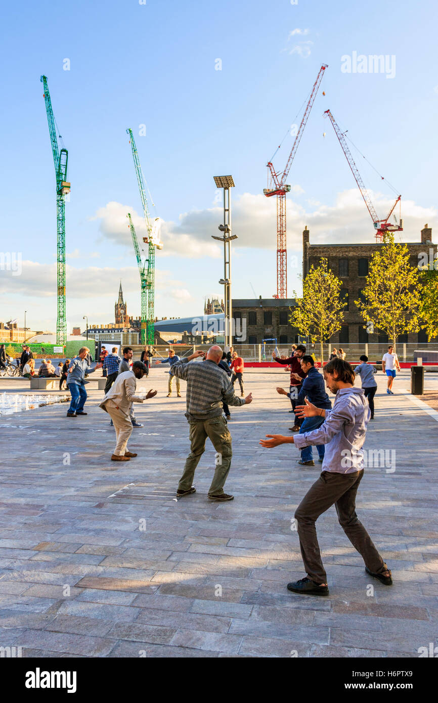 'Meltdown', un Dance Umbrella prestazioni in Piazza Granaio, King's Cross, Londra, Regno Unito, 2012 Foto Stock