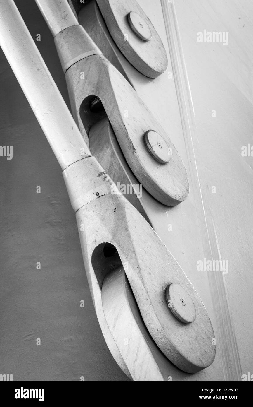 In bianco e nero di close-up di staffe di ancoraggio sul Millennium Bridge, London, Regno Unito Foto Stock