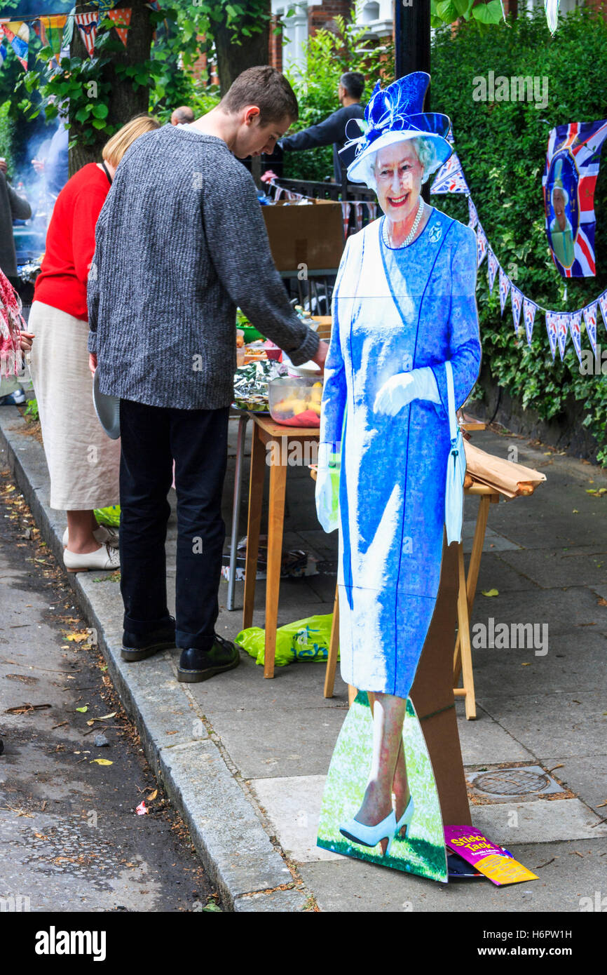 Un taglio di cartone-out della Regina Elisabetta II ad un diamante celebrazione giubilare street party nel nord di Londra, Regno Unito, 2012 Foto Stock